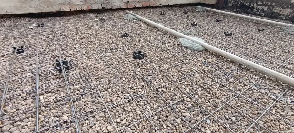 Старая кровля с гравийной балластной засыпкой до начала работ