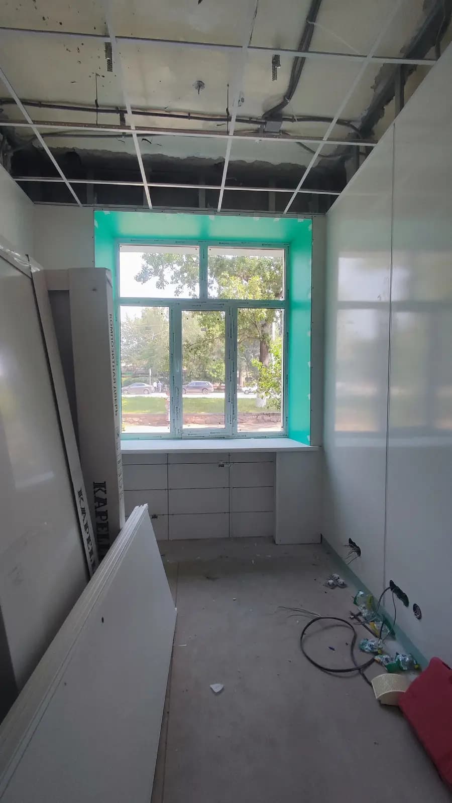 Окно с бирюзовым откосом крупным планом