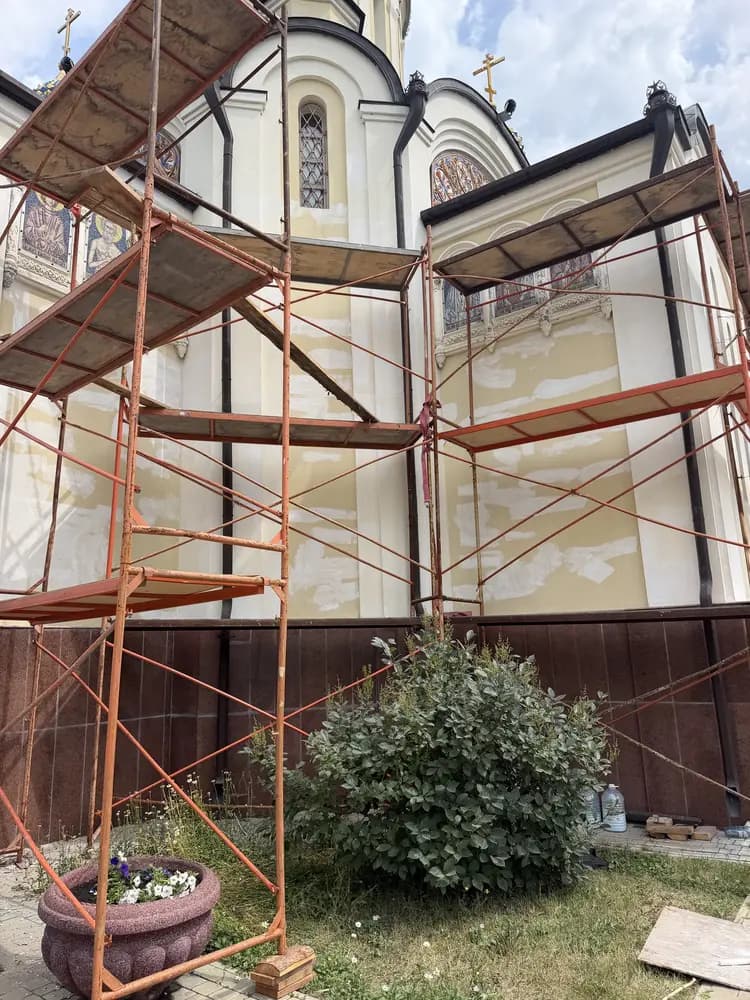 Леса вокруг купола и верхней части фасада во время отделки