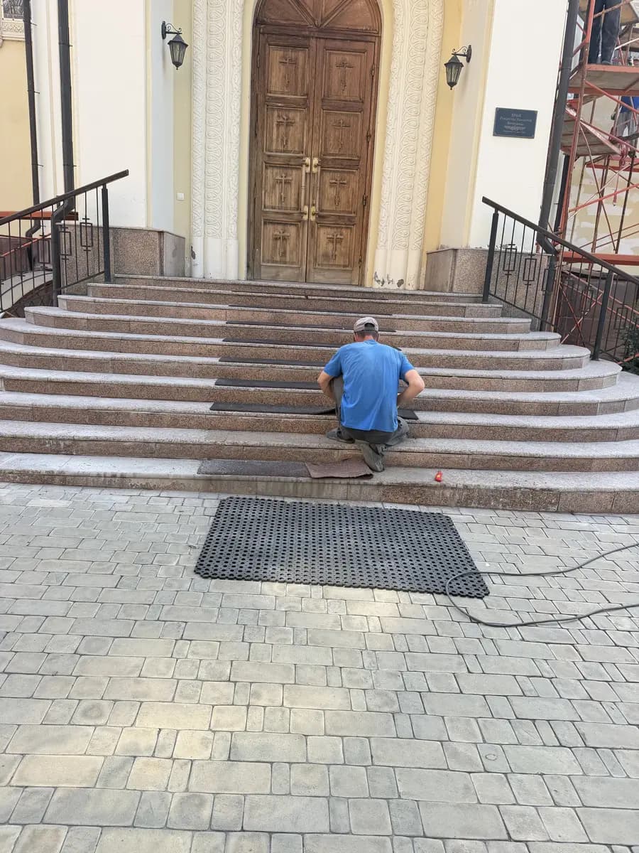 Укладка гранитной ступени парадной лестницы
