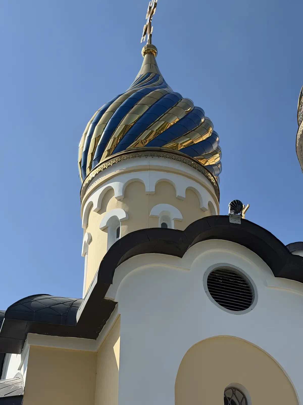 Купол с золотыми звёздами крупным планом