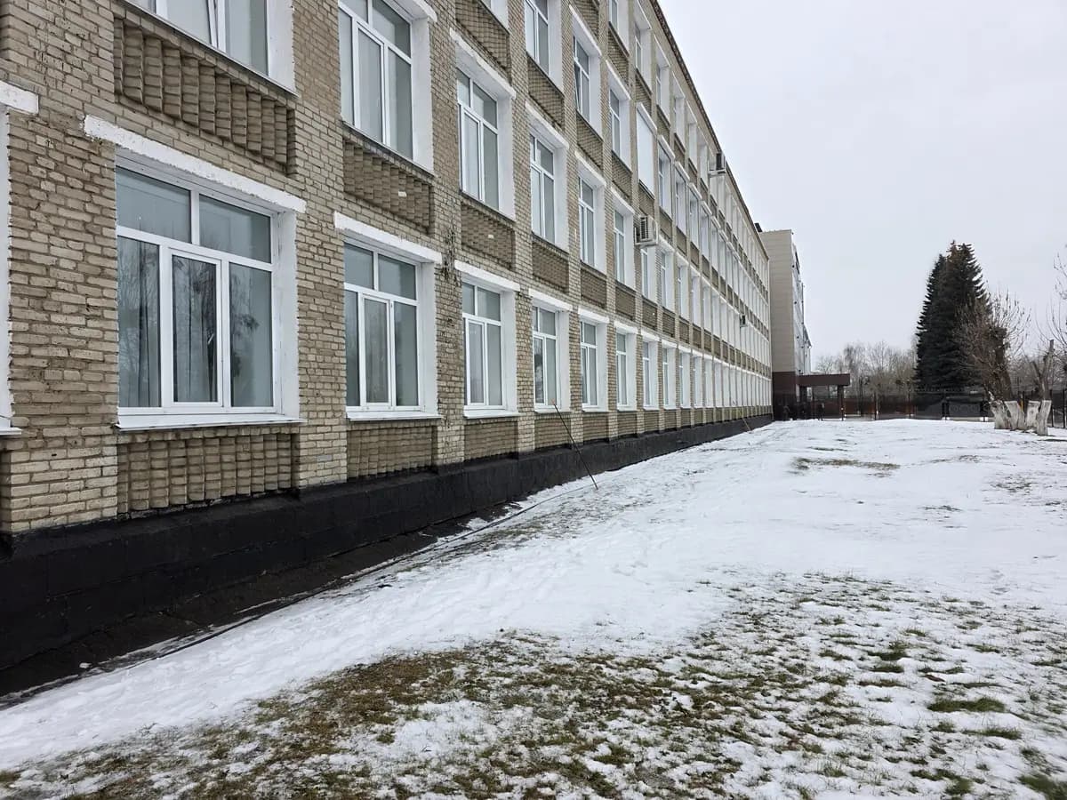 Крыло корпуса до ремонта: кирпичная кладка без утепления