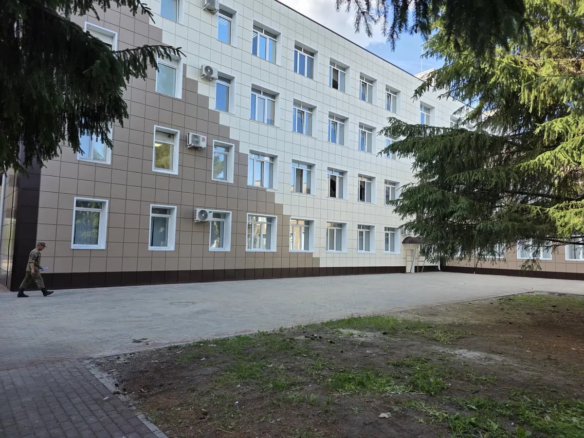 То же крыло после монтажа вентилируемого фасада по всей длине
