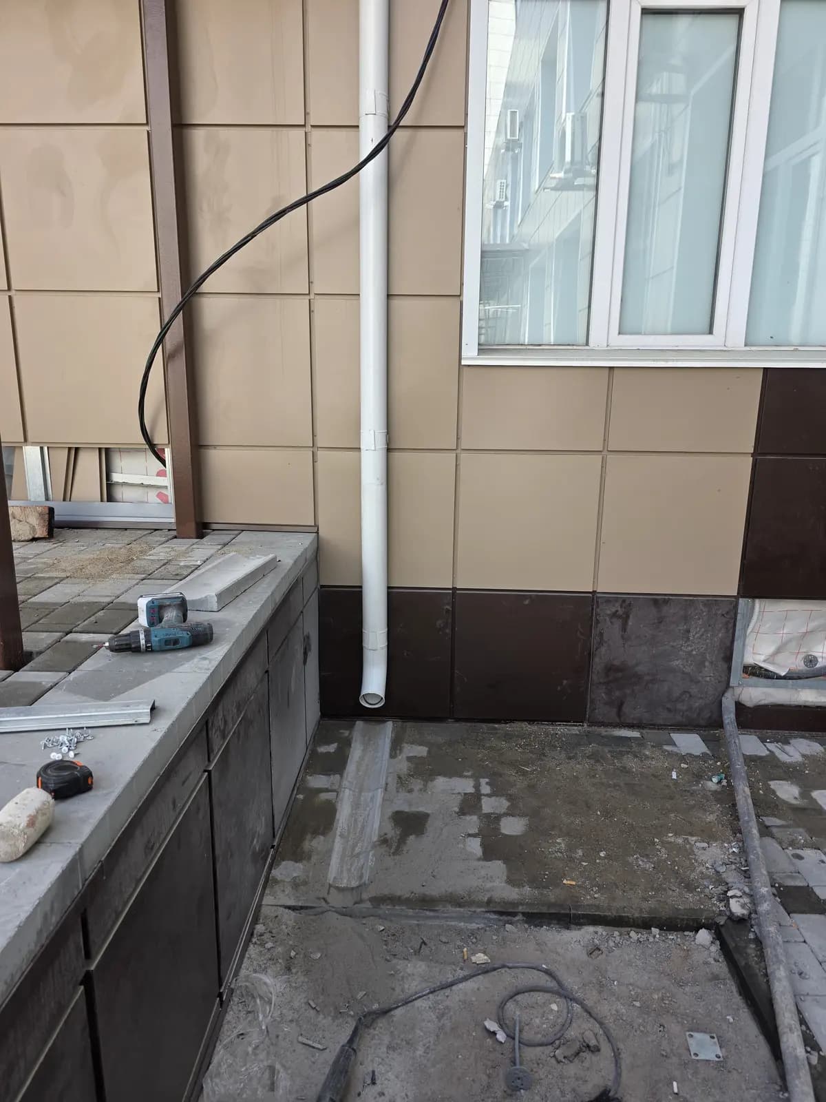 Узел водоотвода на готовом фасаде