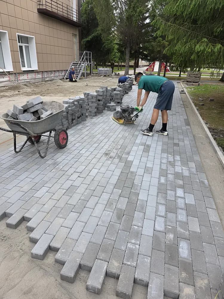 Укладка тротуарной плитки во дворе корпуса