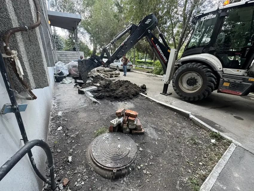 Демонтаж старого асфальта во дворе перед благоустройством